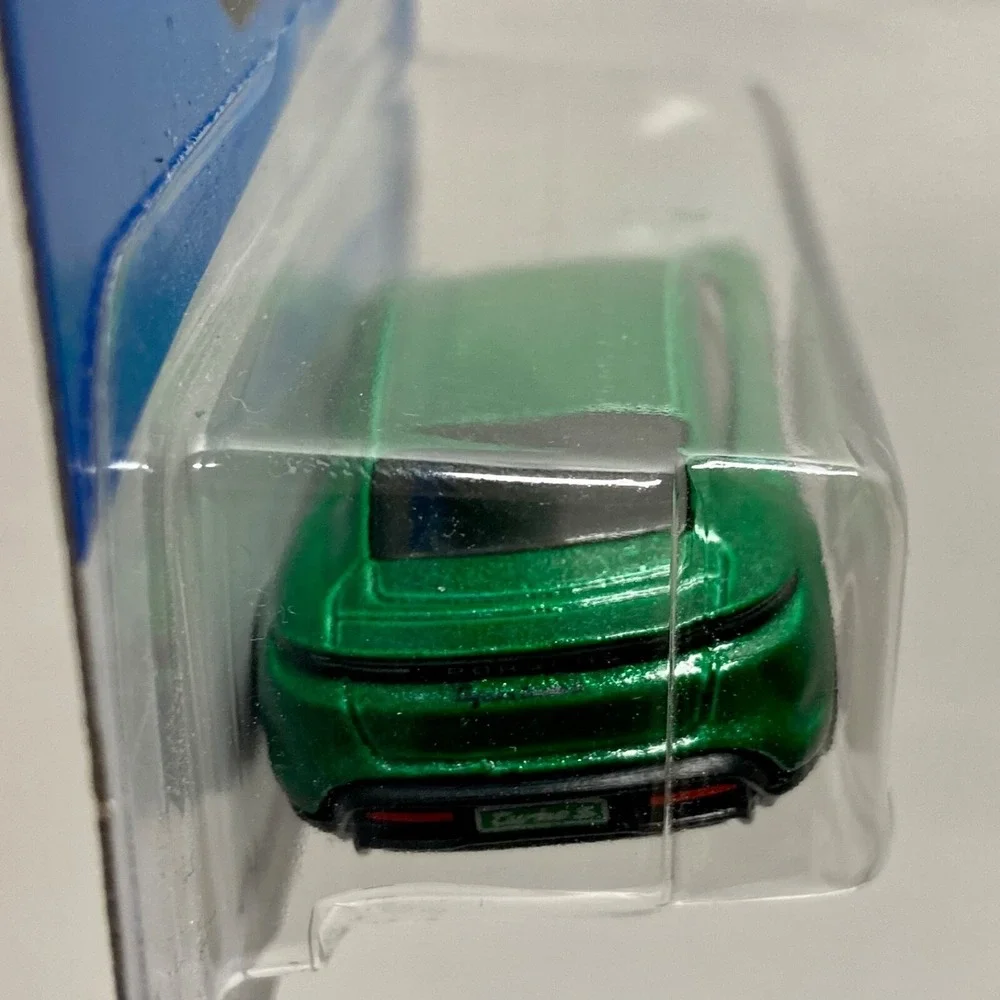 Hot Wheels Porsche Taycan Turbo S 149/250 Factory Fresh 4/5‎ Green Die-cast 1:64
